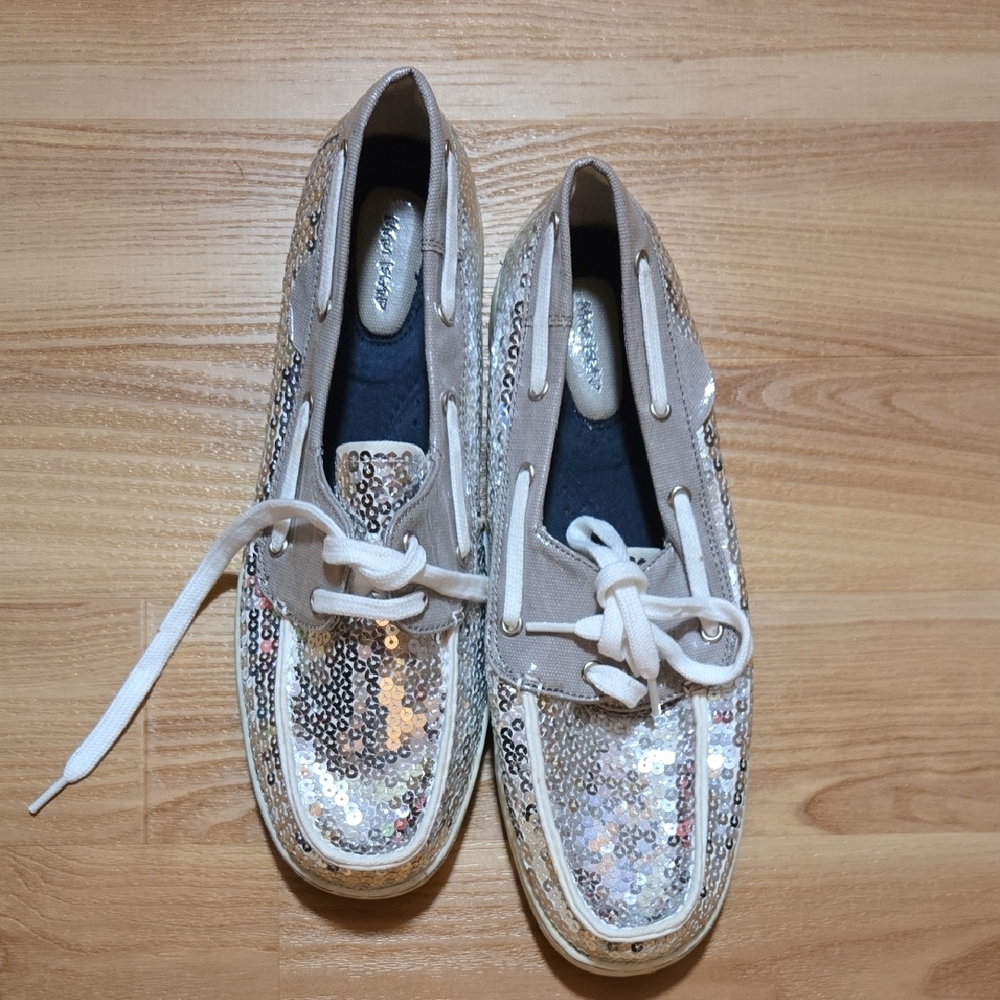 Silver Sequined Flats with Classic Design